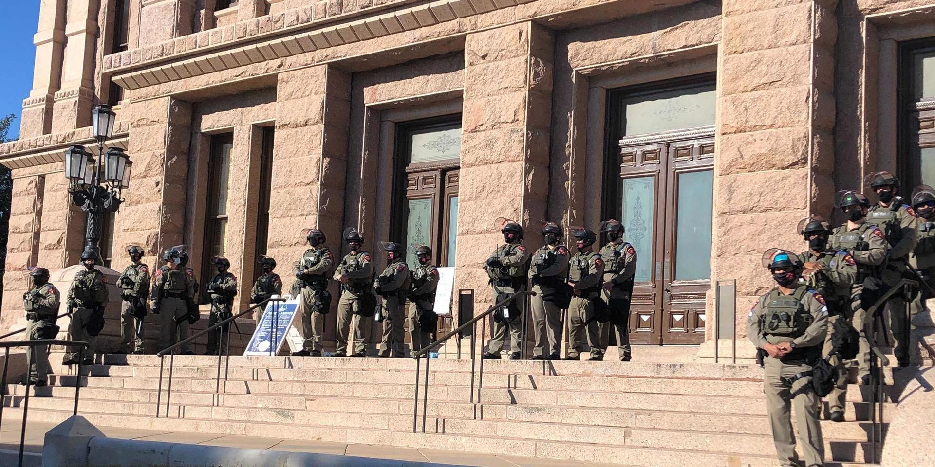 I Texas har delstatspoliser i kravallutrustning stått vakt vid Kapitolium i Austin.