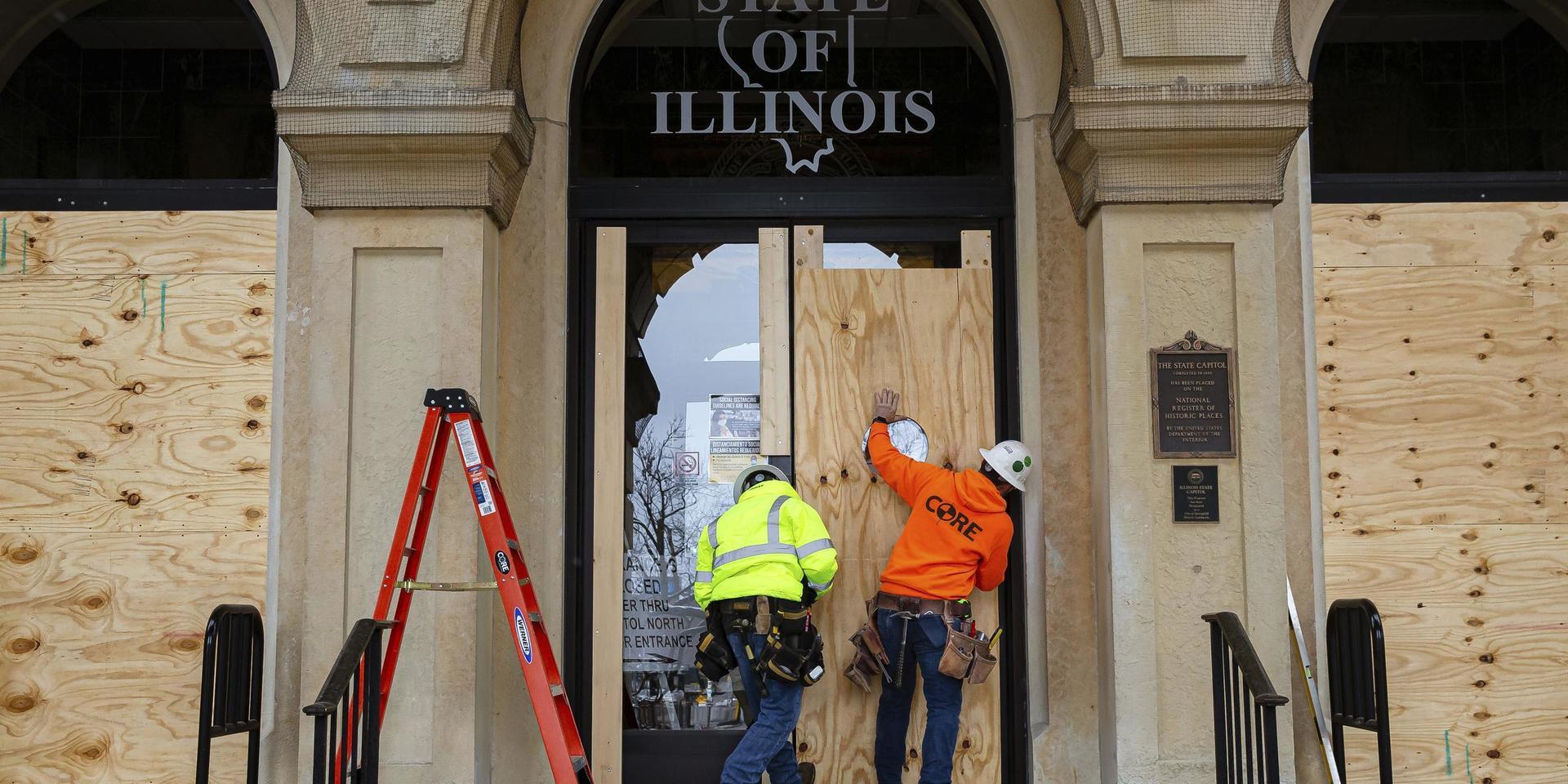 En ingång till Illinois Kapitolium, i Springfield, bommas igen med plywood-skivor.