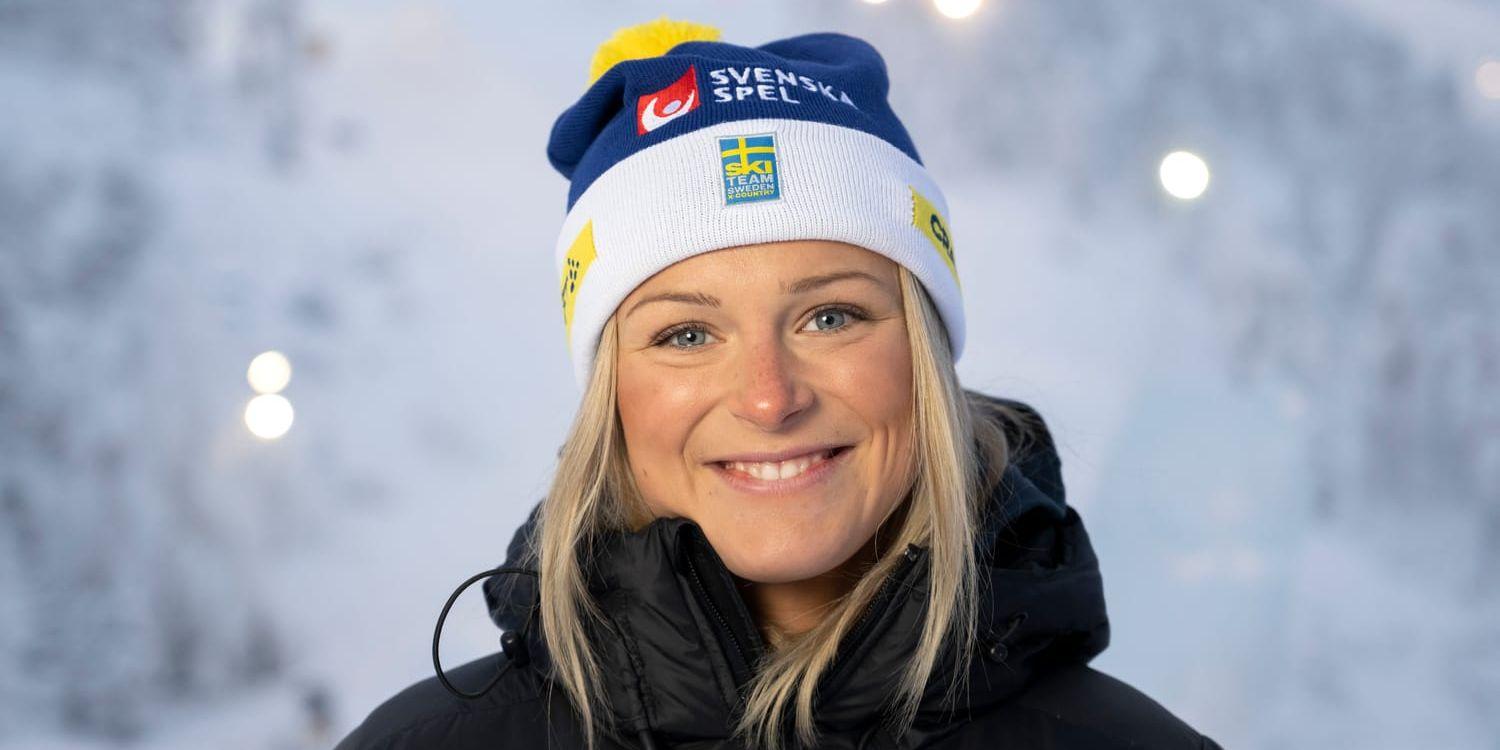 Frida Karlsson på en pressträff inför världscuppremiären i Ruka.