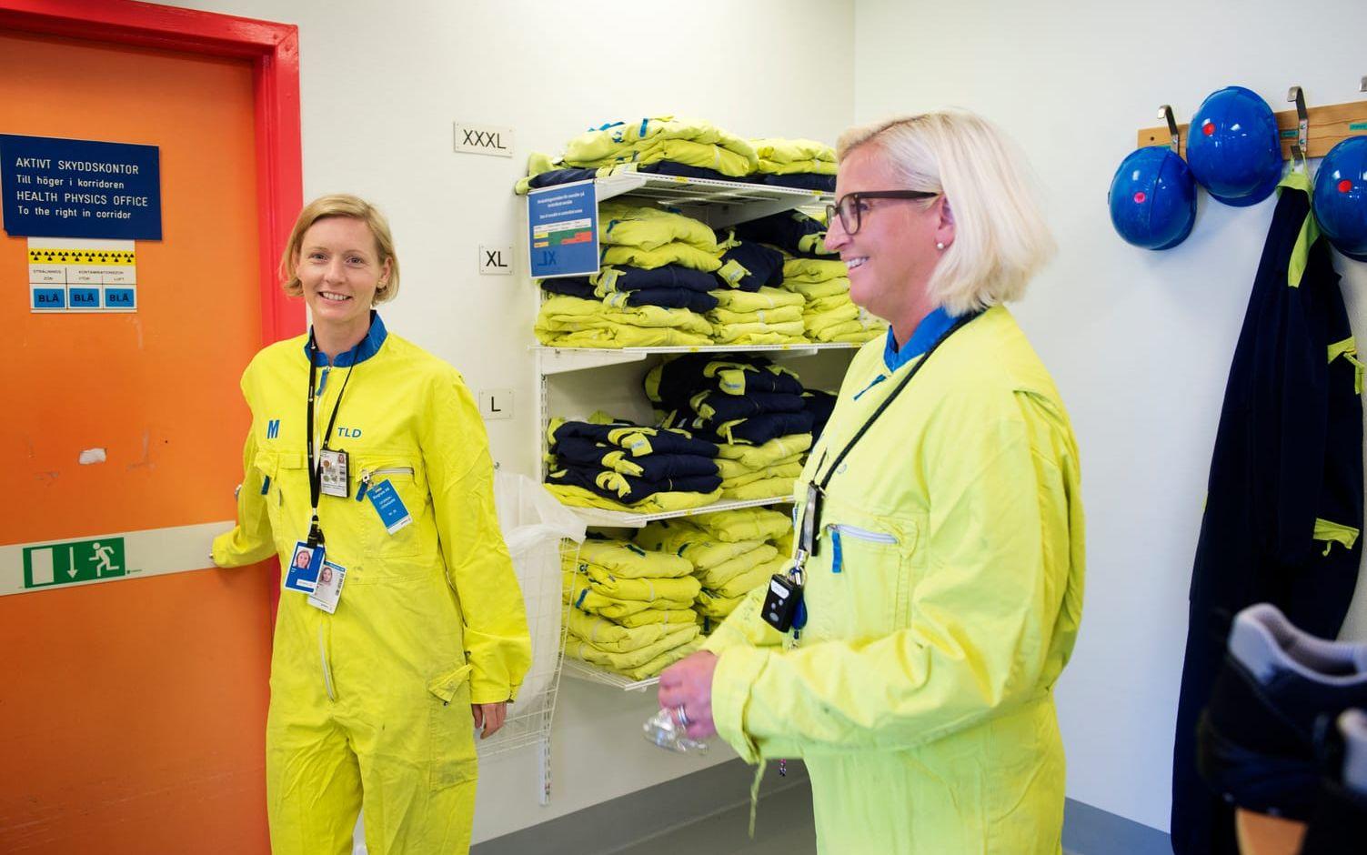 Erika Lek kommunikatör och före detta driftspersonal och Anna Collin tf presschef har fått på sig de gula overaller vi måste bära under besöket i reaktortankhallen.