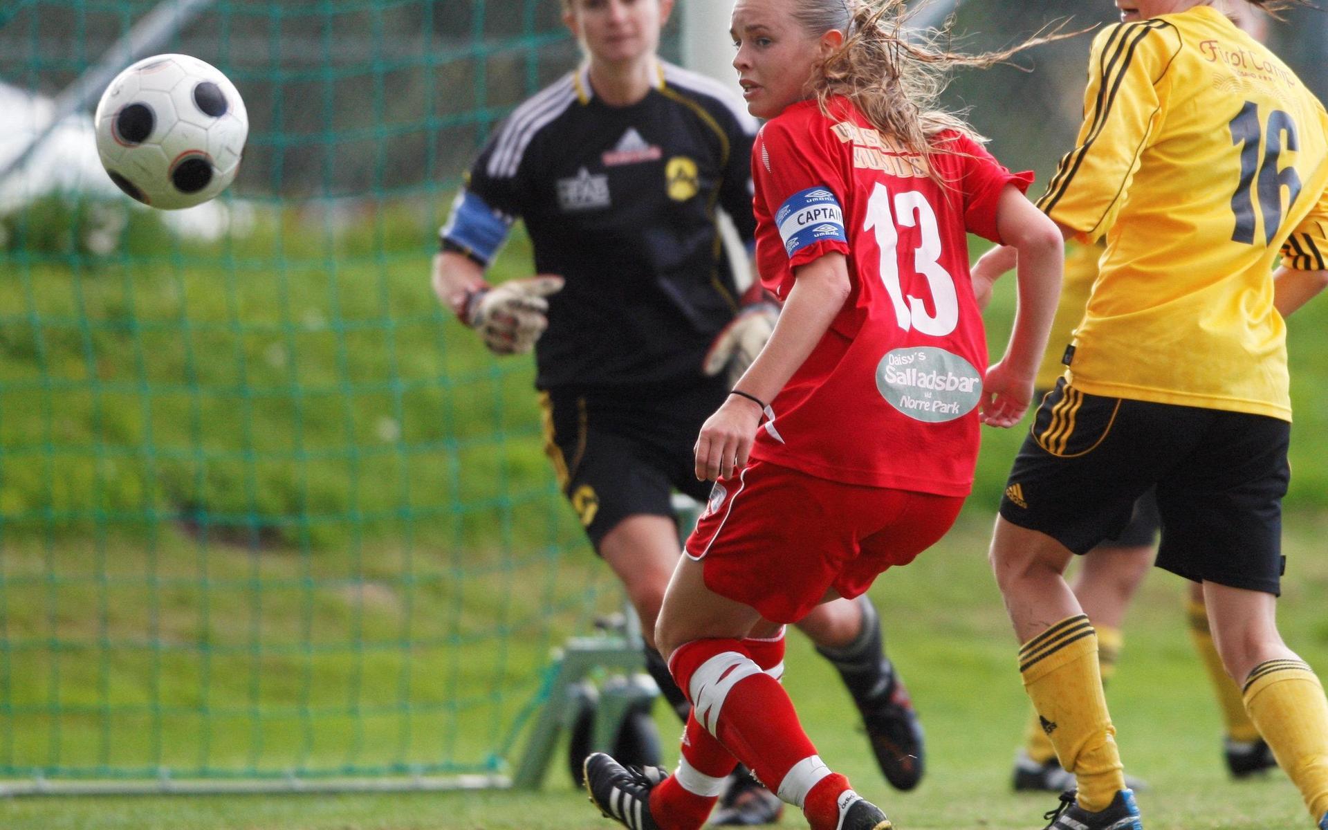 Jonna Hedbys Holmberg (nummer 13) bär lagkaptensbindeln i Halmia under ett fotbollsderby mot Astrio 2011.