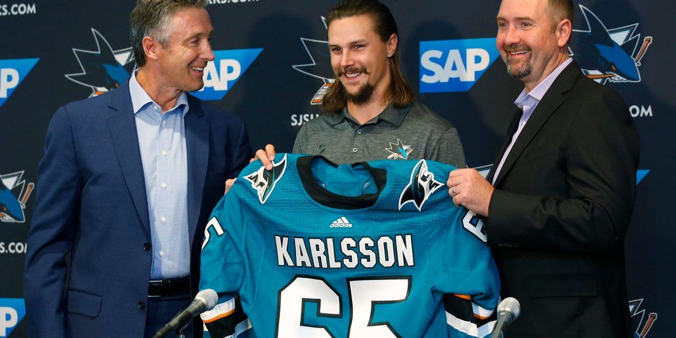 Nyförvärvet Erik Karlsson visas upp av San Jose Sharks general manager Doug Wilson och tränare Pete DeBoer.