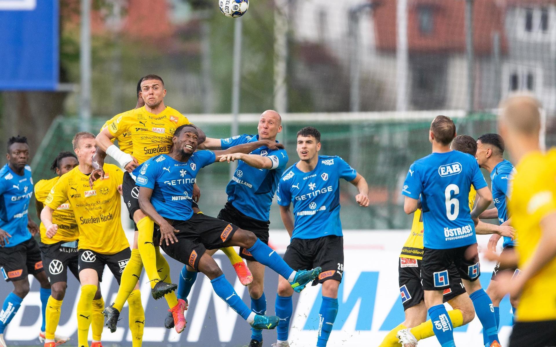 Ivan Krizacs tydliga tröjdragning på sadat Karim som faller baklänges föregick Mjällbys 1–1-mål – därav de vilda HBK-protesterna efteråt.