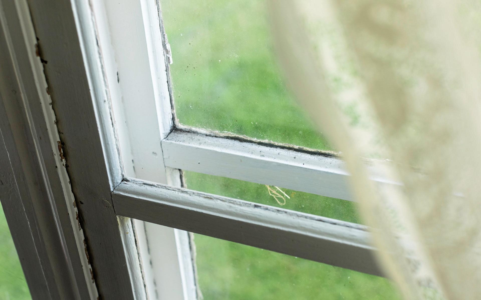 Flera av fönstren är unika. Istället för normala fönster med en fals för fönsterkitt, sitter glasrutan i ett tunt hyvlat spår, så kallat spårfönster. ”Och trots 170 år på nacken är det fortfarande i fint skick”.