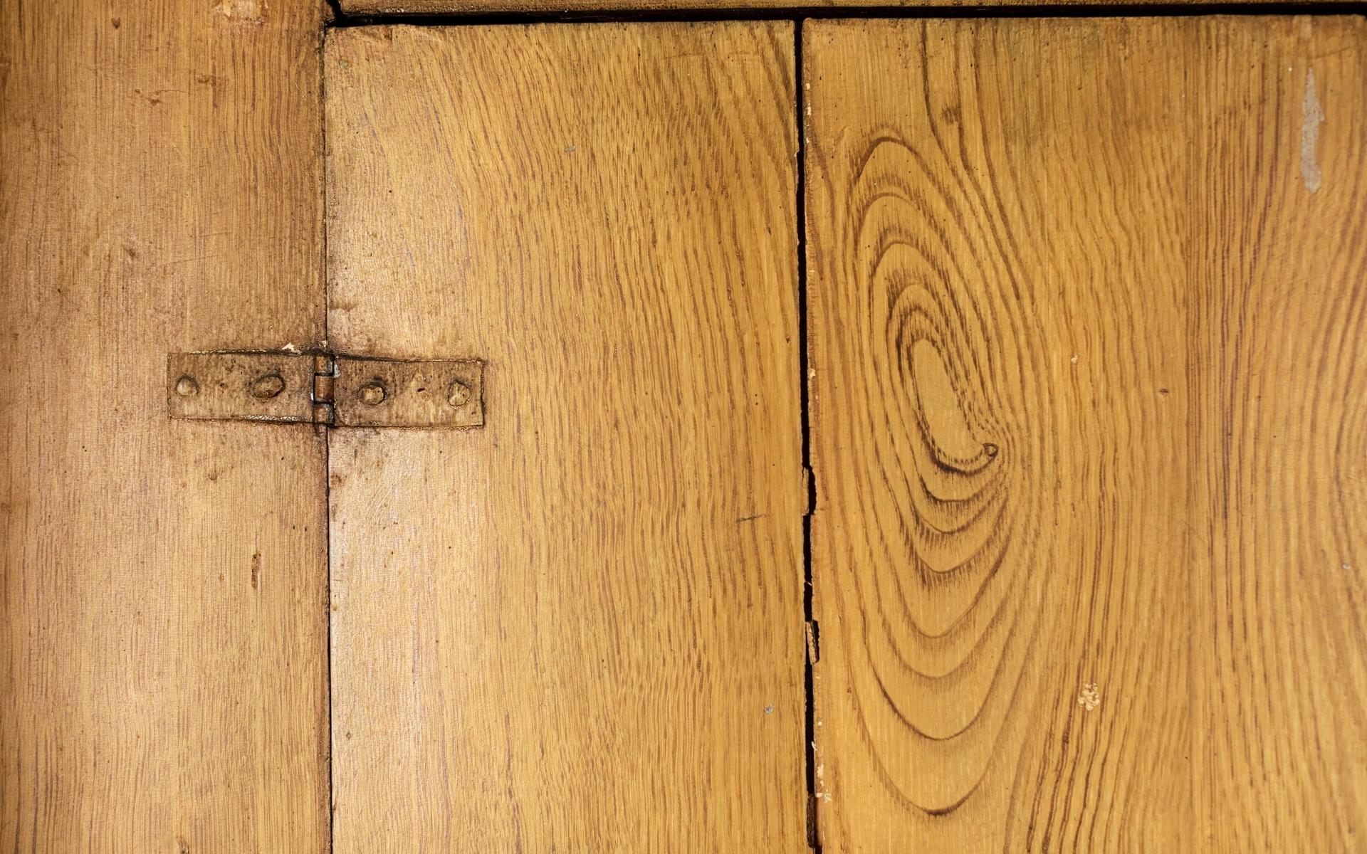 Många dörrar i huset är ådermålade, alltså handmålade för att se ut som om det är trä. ”Det är ännu ett tecken på hur påkostat det här huset är. Det är genomgående fina och för sin tid dyra material,” säger Robert. 