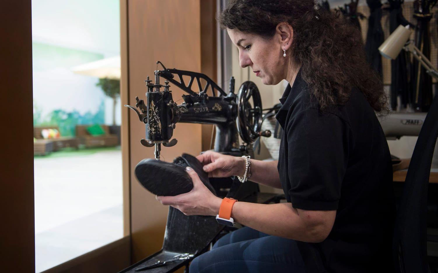 Skräddarsytt. I och med flytt till större lokaler kan Skomakaren erbjuda ett bredare sortiment och nya tjänster. Här lagar Suada Mikic ett par inlämnade skor.