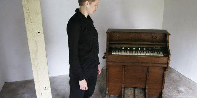 Disharmonium. Karolina Erlingsson framför hennes självspelande orgel, ett verk med titeln ”Disharmonium”. För att montera den motor som driver pedalerna fick Karolina fick ta hjälp av pappa                            Roland: ”Vi plockade isär den i smådelar.”