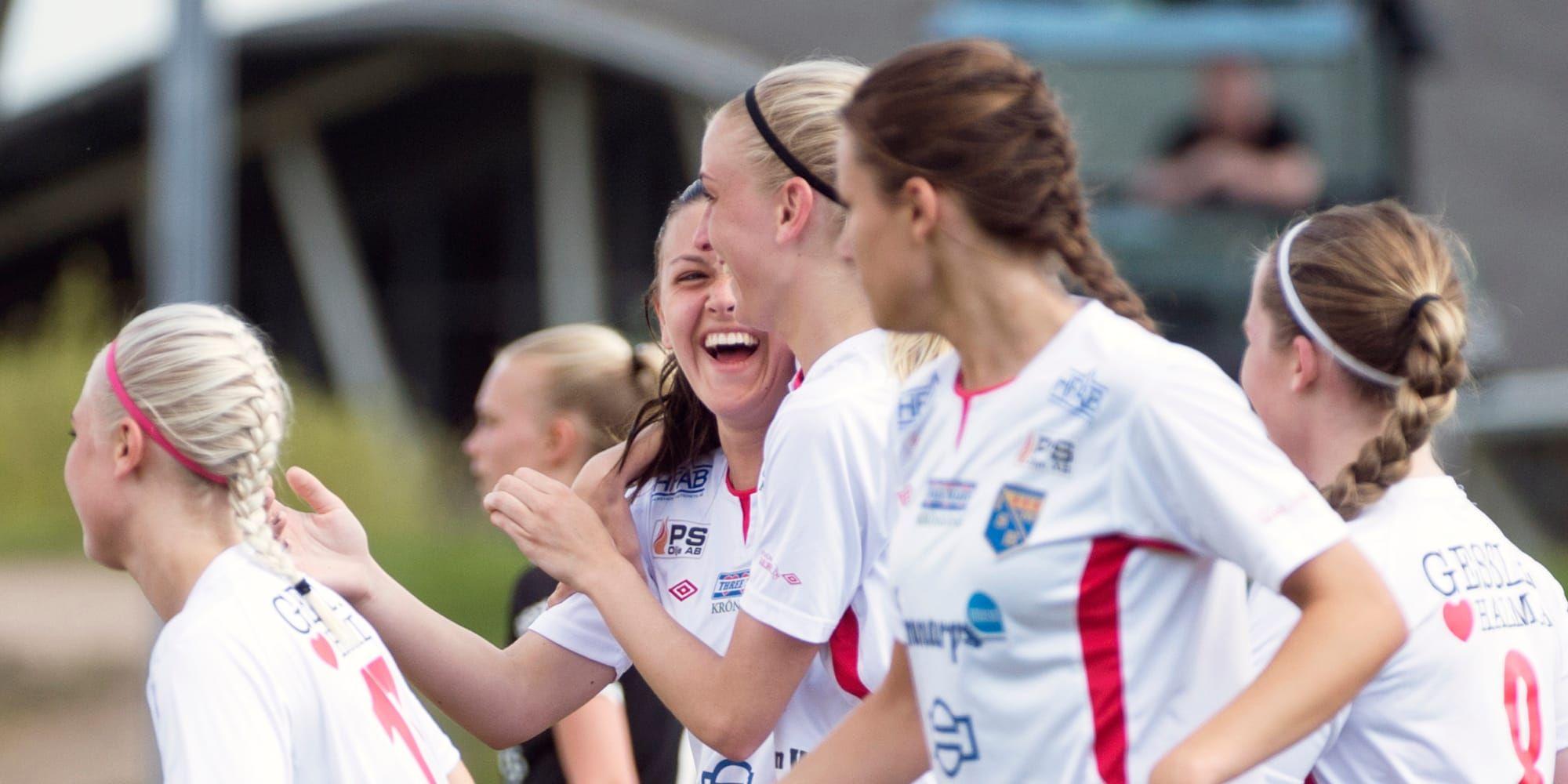 Halmiajubel. Emma Nielsen (i mitten) gjorde målet när Halmia vann på bortaplan för första gången under den här säsongen. Bilden är från en tidigare match.