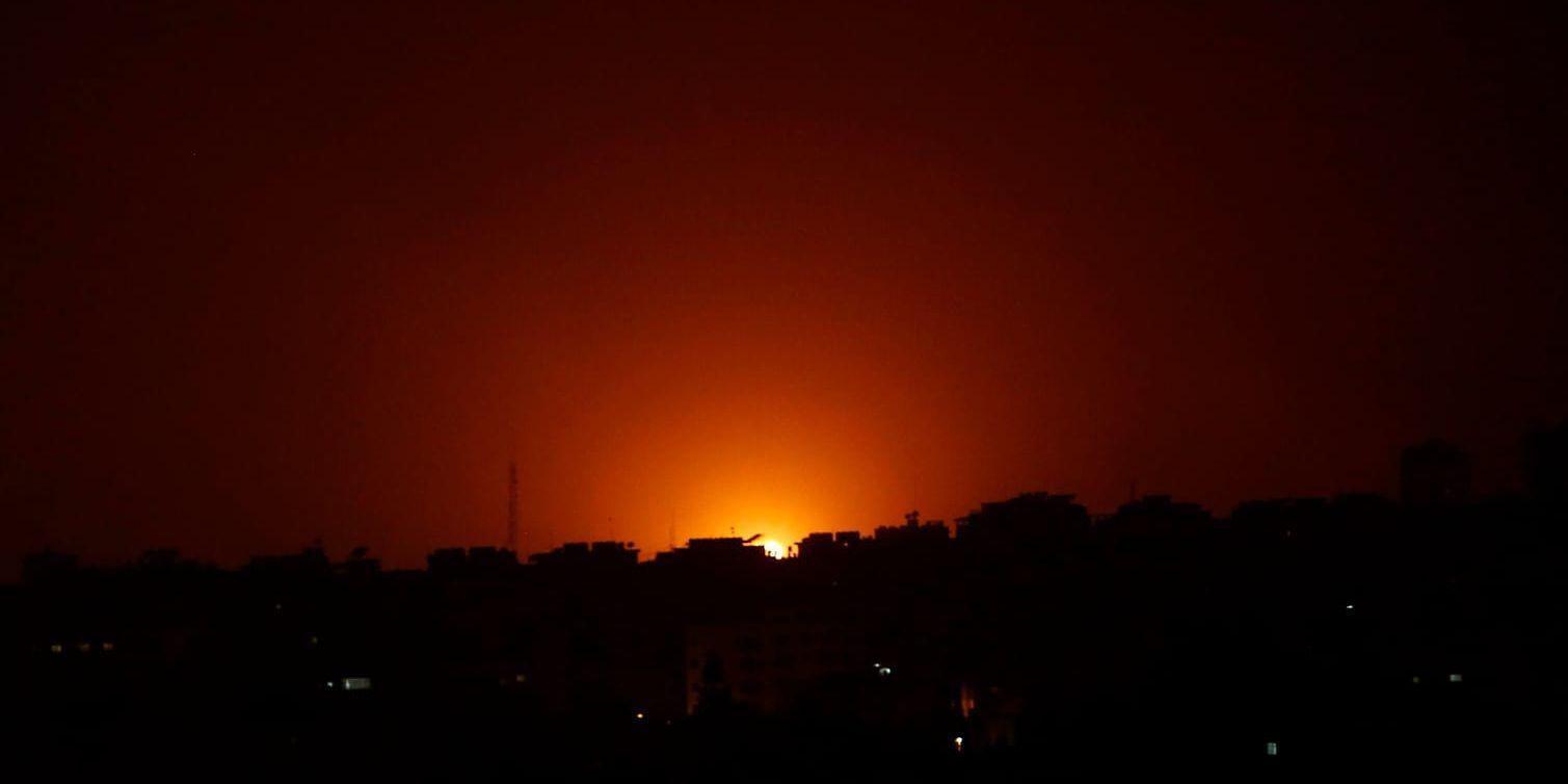Himlen över Gazaremsan lyser upp av ett israeliskt flygangrepp under natten till fredag.