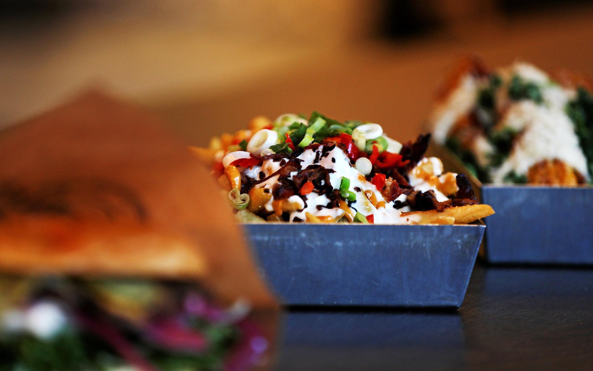 Dirty fries med chili.