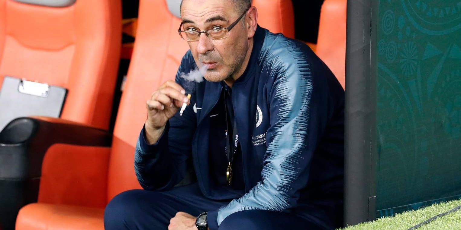 Maurizio Sarri, allt som oftast med en cigarett i handen, lämnar Chelsea för Juventus.