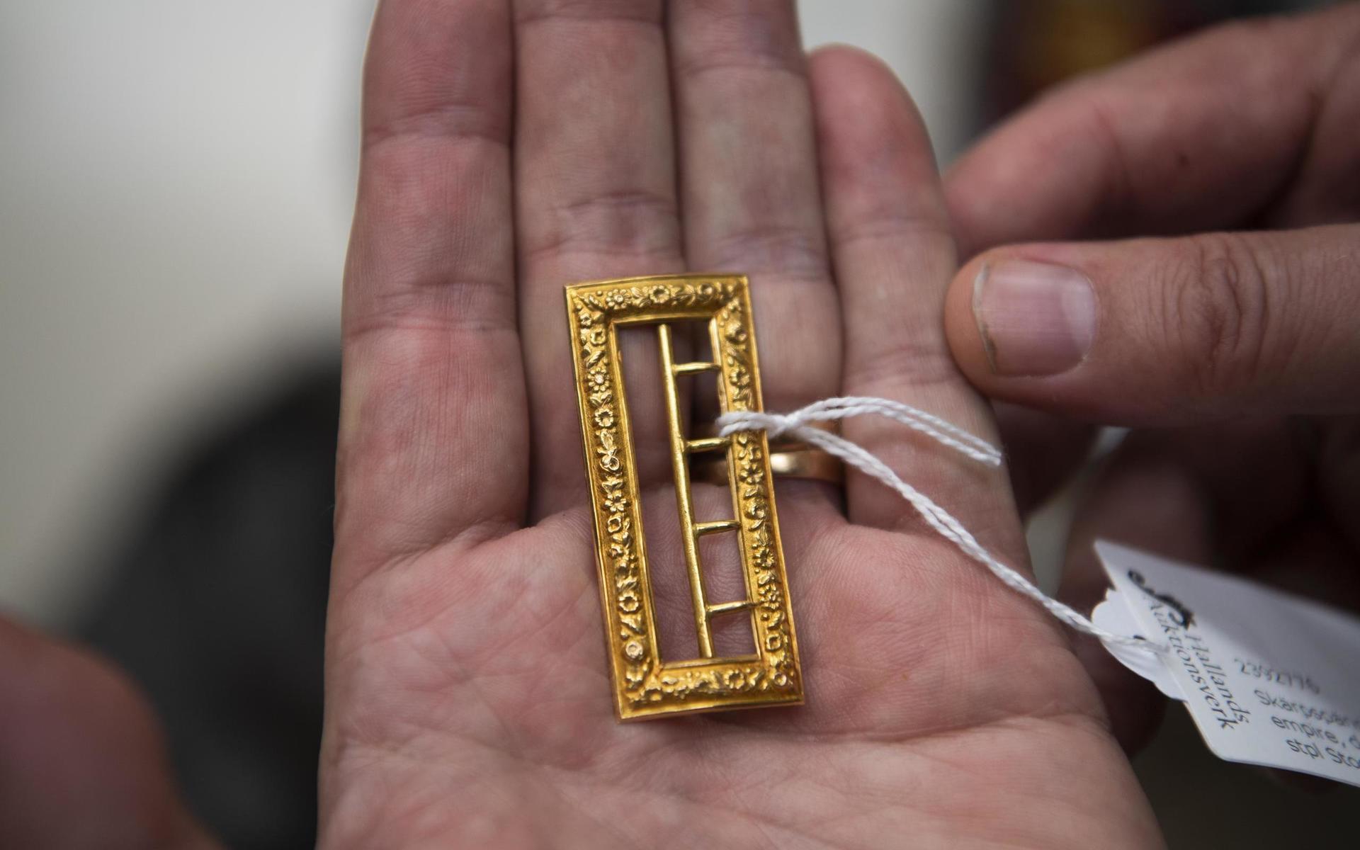 ”Det här är ett gammalt skärpspänne i guld, 18 karat. Den här typen av föremål är väldigt sällsynta i dag eftersom de nästan alltid smältes ner.”