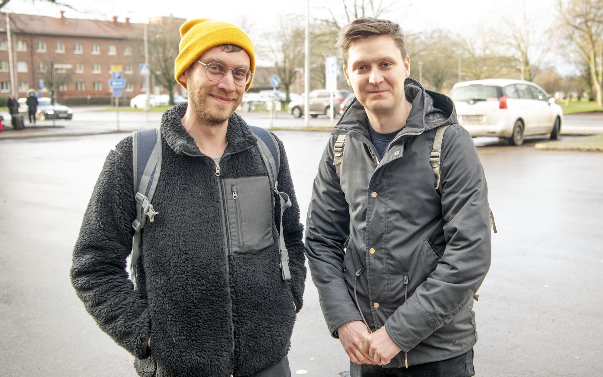 Robin Jäderup och Timmy Malmgren bar munskydd på tåget till Halmstad men plockade av dem när de kom fram. ”Vi bär dem av hänsyn till andra”, säger de.