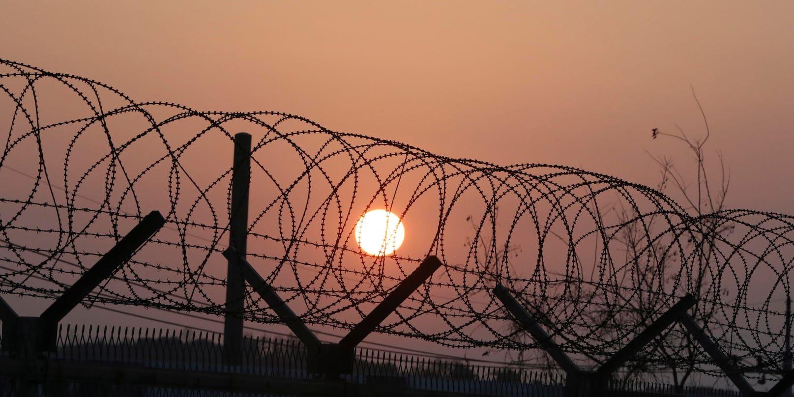 Solen stiger över vid den hårdbevakade gränsen mellan Nord- och Sydkorea. Arkivbild.