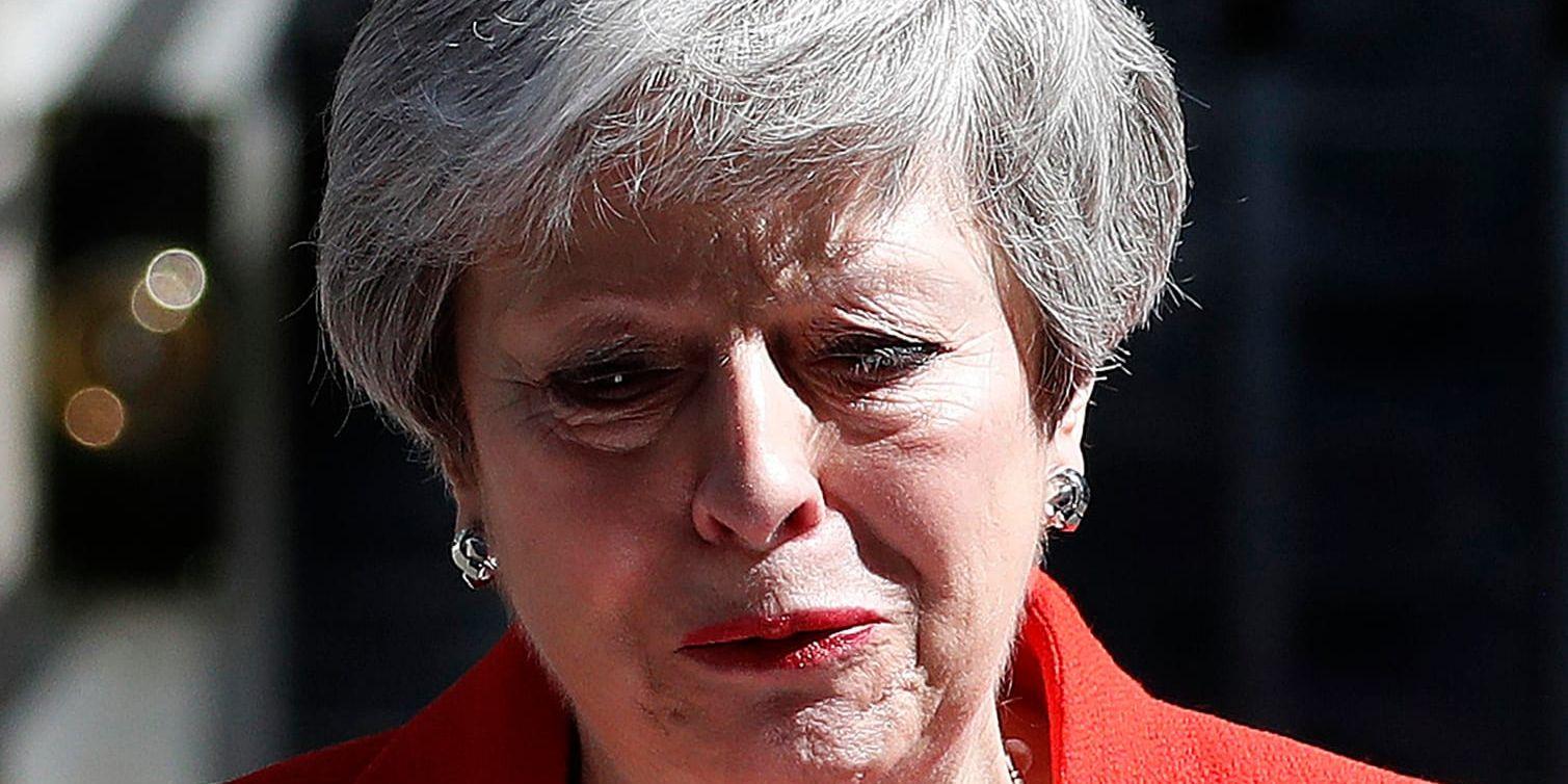 "Den gråtande damen", kallas Theresa May på Daily Mirrors tidningsomslag.