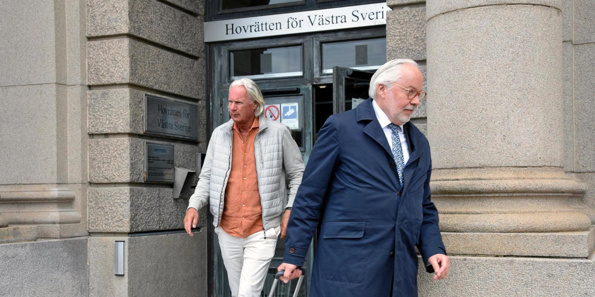 Advokat Lars Kruse räknade i rättssalen upp hur många gånger Hallandsposten skrivit om Jan Widikson, men han nämnde inte hur många av artiklarna som tagit upp saker som talar till Widiksons försvar.