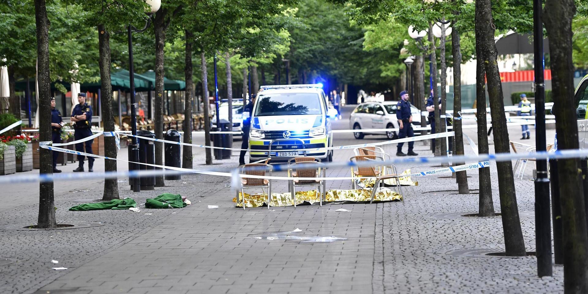 Polisen arbetade innanför avspärrningarna sedan flera personer knivhuggits i Kungsträdgården och på Västra Trädgårdsgatan i Stockholm.