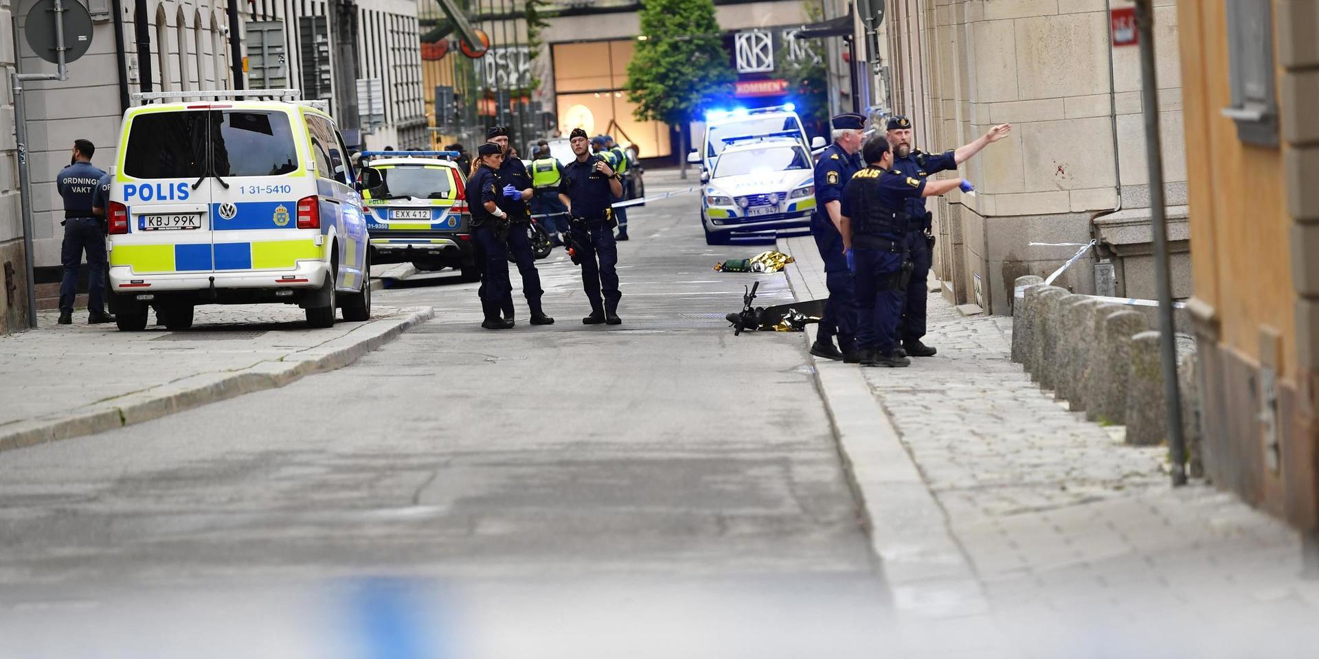 En man har anhållits misstänkt för mord och mordförsök efter ett bråk i Kungsträdgården i Stockholm på onsdagskvällen.