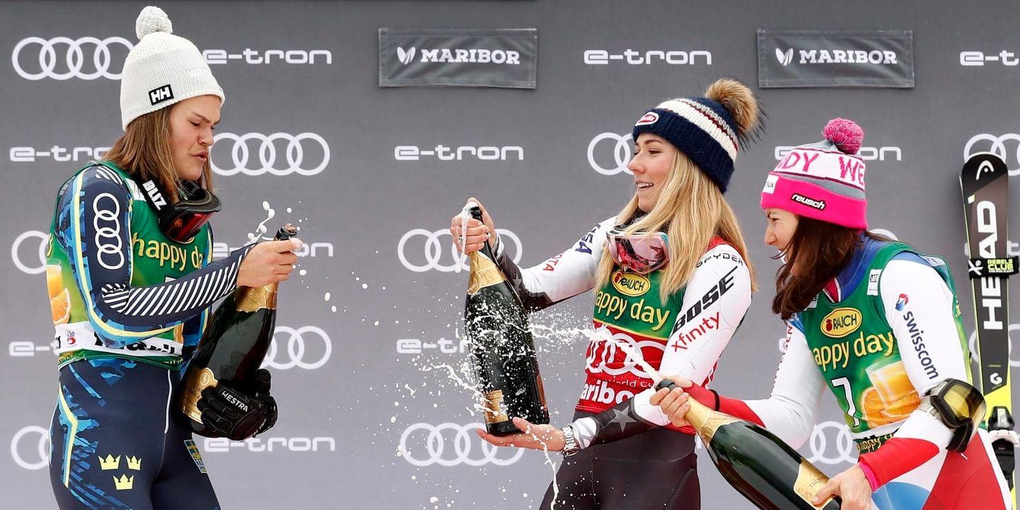 Anna Swenn-Larsson, Mikaela Shiffrin och Wendy Holdener, här efter slalomen i Maribor nyligen, är tre medaljfavoriter inför VM-slalomen i Åre. Arkivbild.
