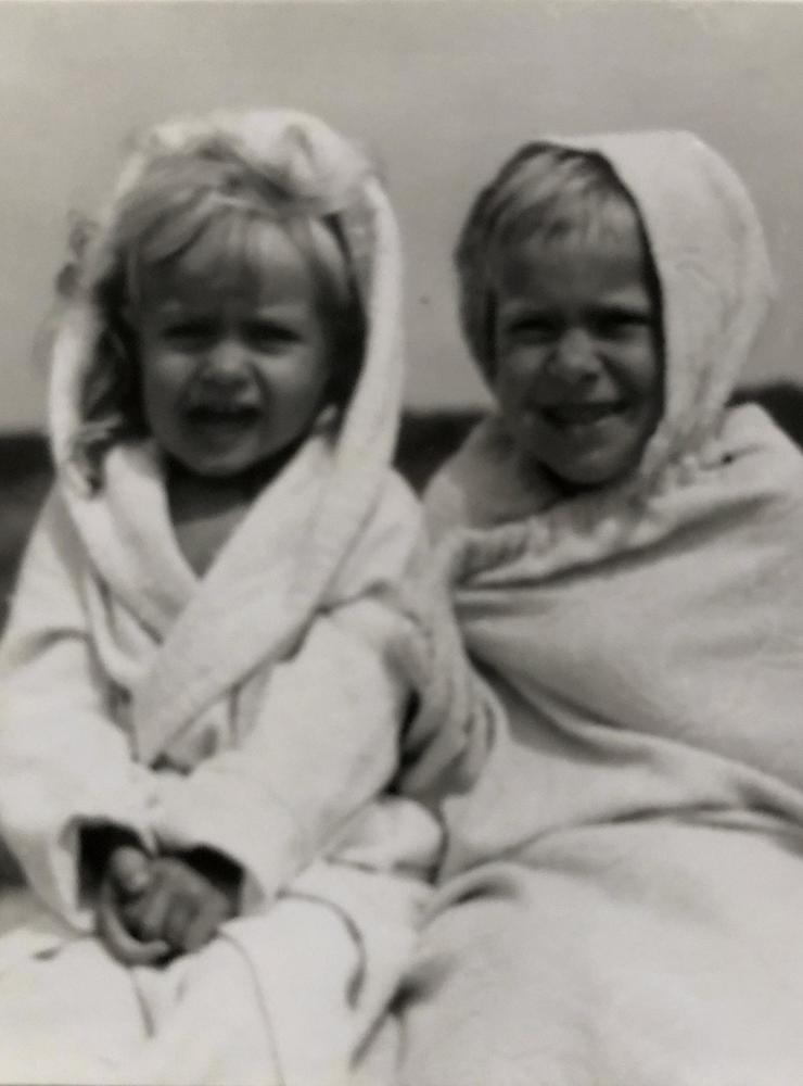 Viveka (till höger) med lillasyster Beata på sommarsemester i Särdal i början på 1960-talet.