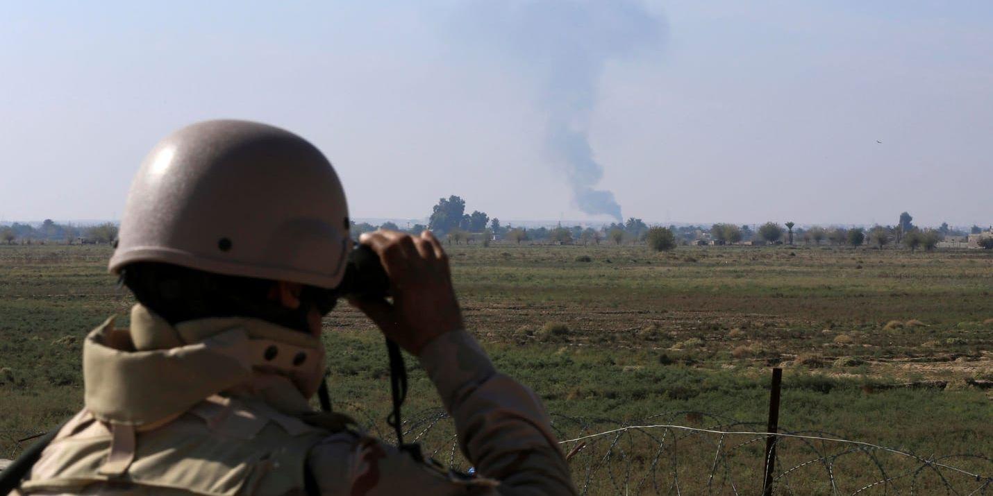 En irakisk soldat spanar på ett amerikanskt anfall mot IS. Arkivbild.