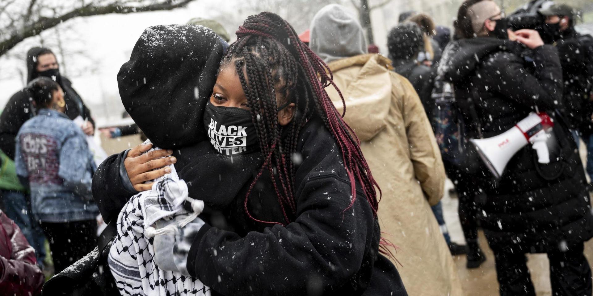 Människor över hela USA hade samlats, här aktivister i Detroit i samband med att domen offentliggjordes.