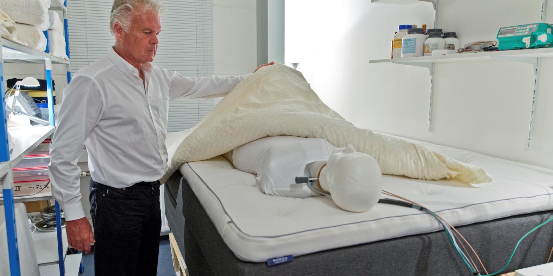 En bra säng måste kompensera för axlar som sticker ut, förklarar Florian Heidinger, ergonom och testchef på Ergonomie Institut München. 