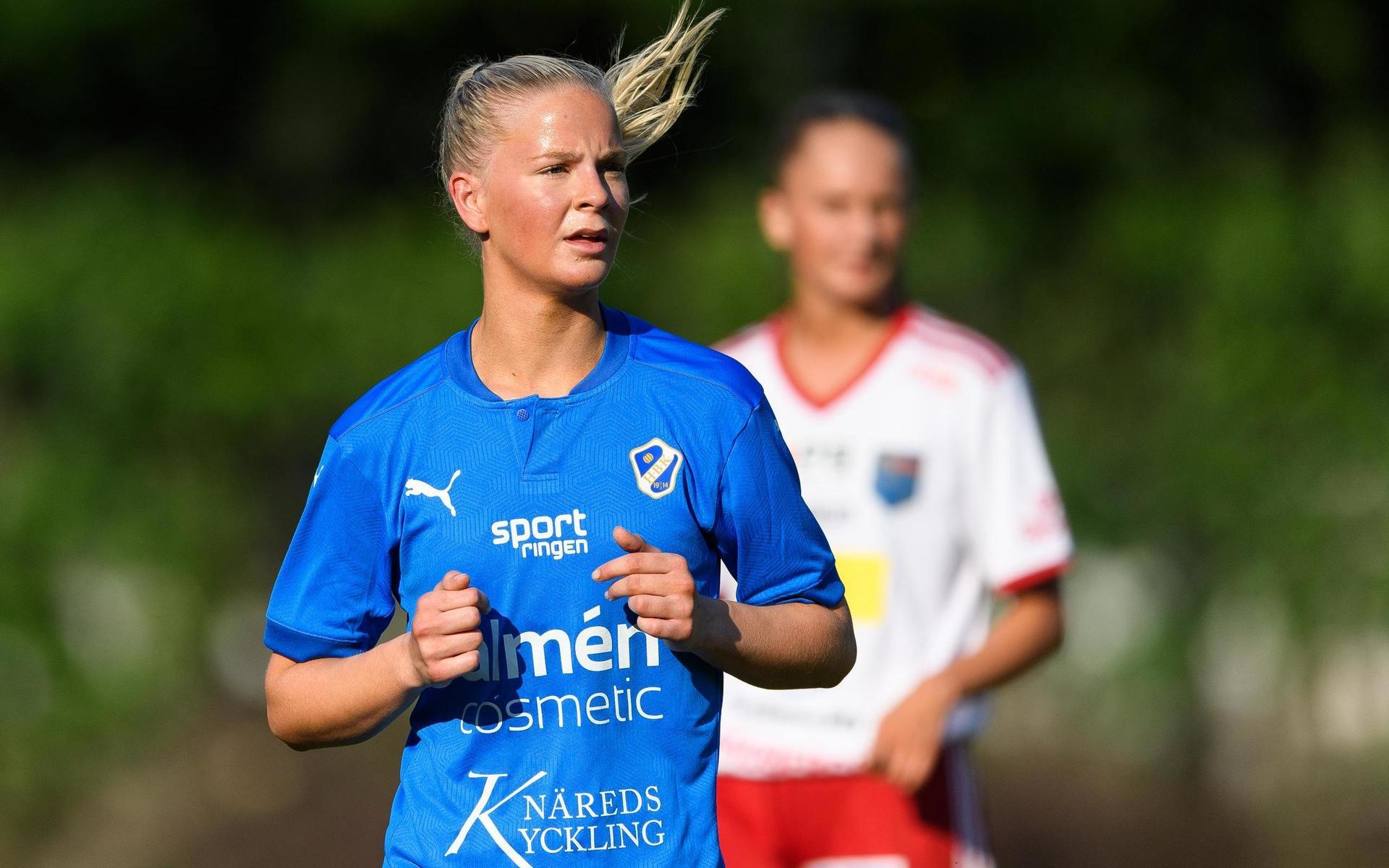 Halmstads BK:s flicklandslaganfallare Moa Karlsson är efter skytteligaseger två år i rad ett eftertraktat namn bland klubbar högre upp.
