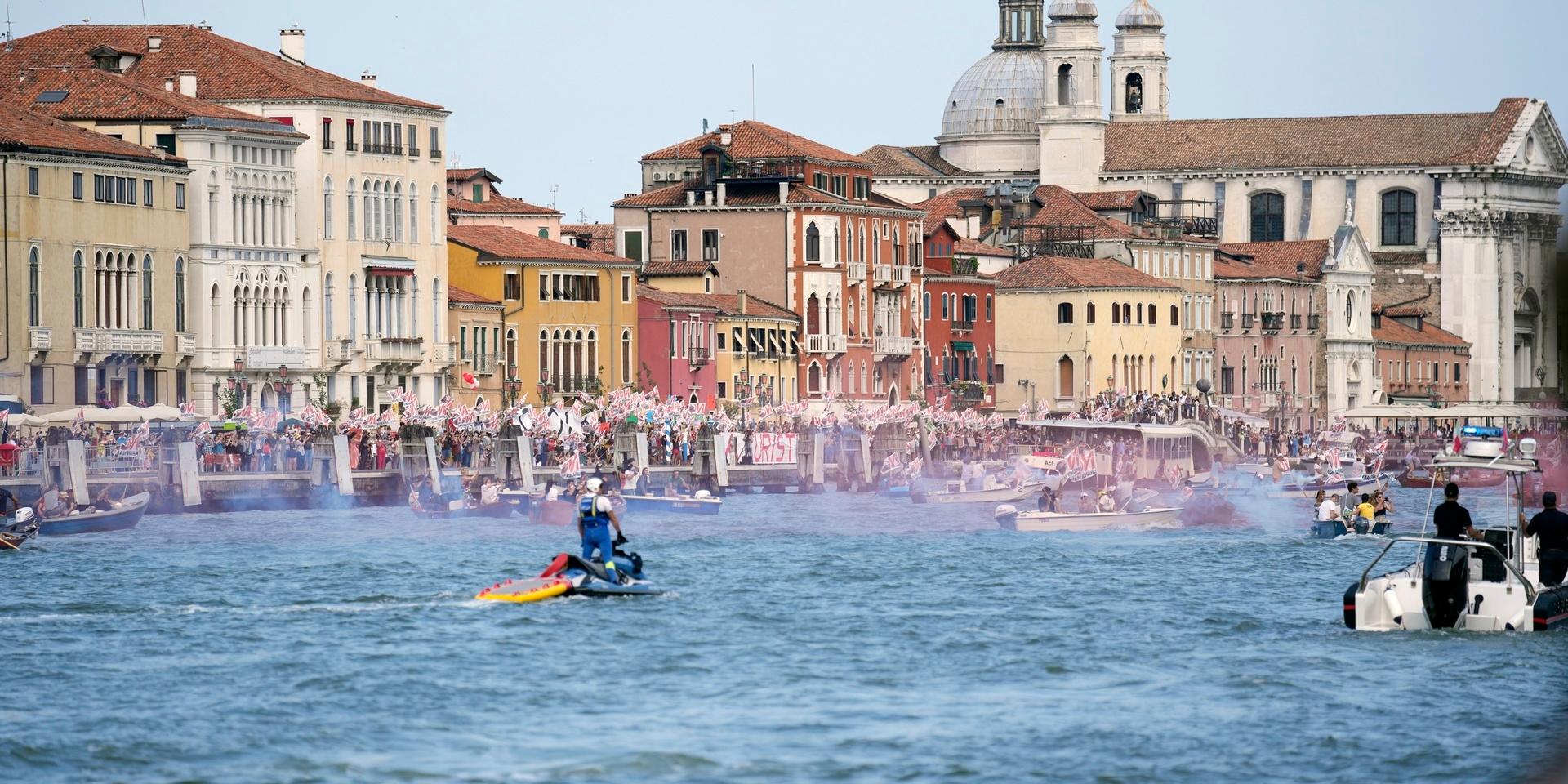 Venedig får vara kvar på FN-organet Unescos världsarvslista utan nedgraderad status ett tag till. Den italienska staden skulle klassas som hotad om man inte löste problemen med de kryssningsfartyg som lägger till i lagunen. Arkivbild.
