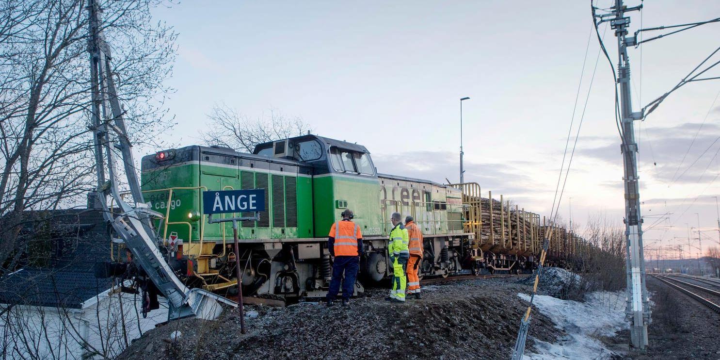 Ett tåg med timmer spårade ur i Ånge på långfredagen.