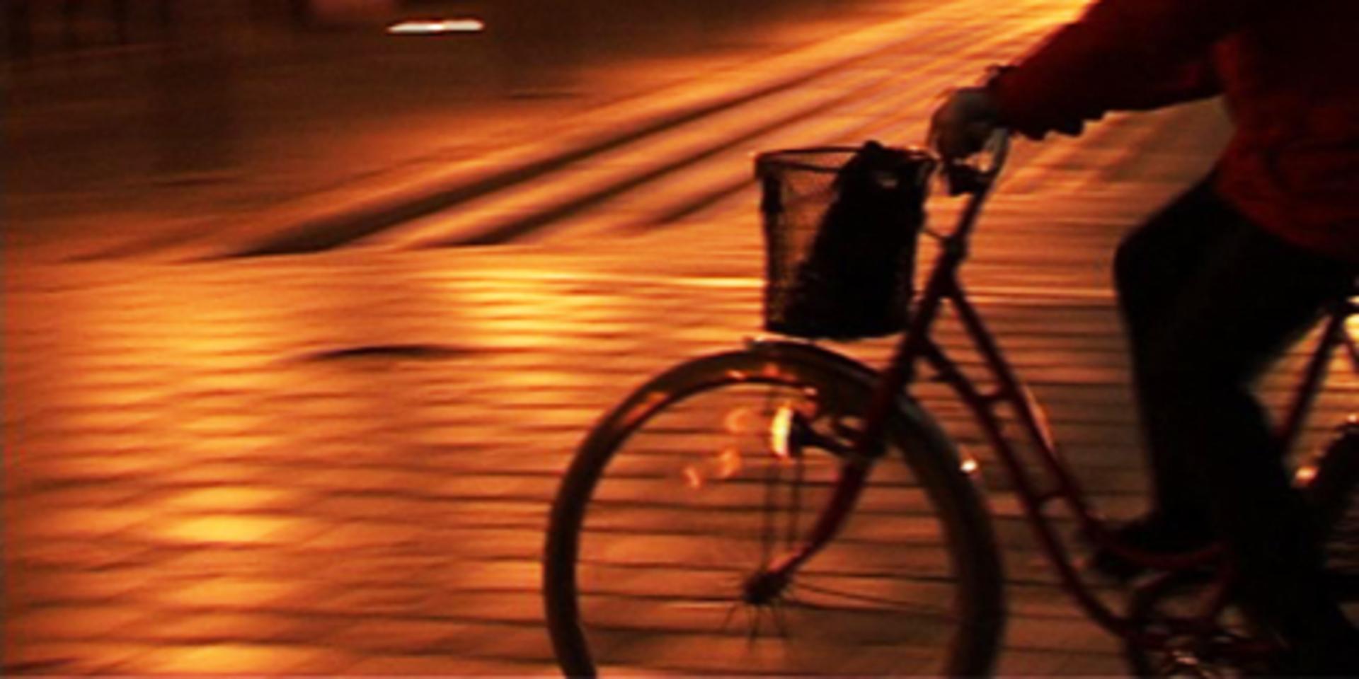 Det måste kännas tryggt att cykla även när det är mörkt ute, menar skribenten.