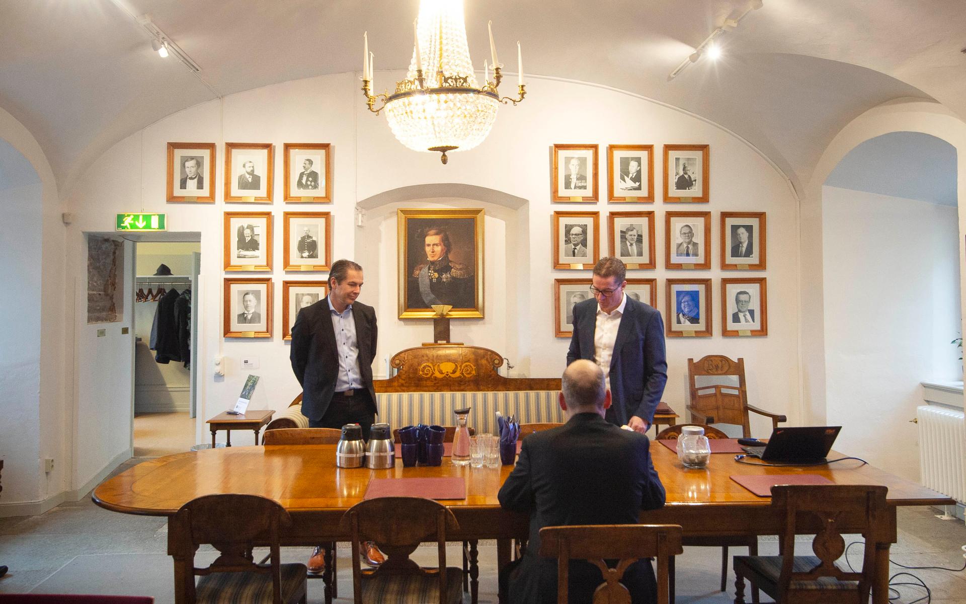 Kanalbolagets fastighetschef Henrik Pettersson och vd Roger Altsäter informerar Carl Fredrik Graf om renoveringen av Göta kanal.