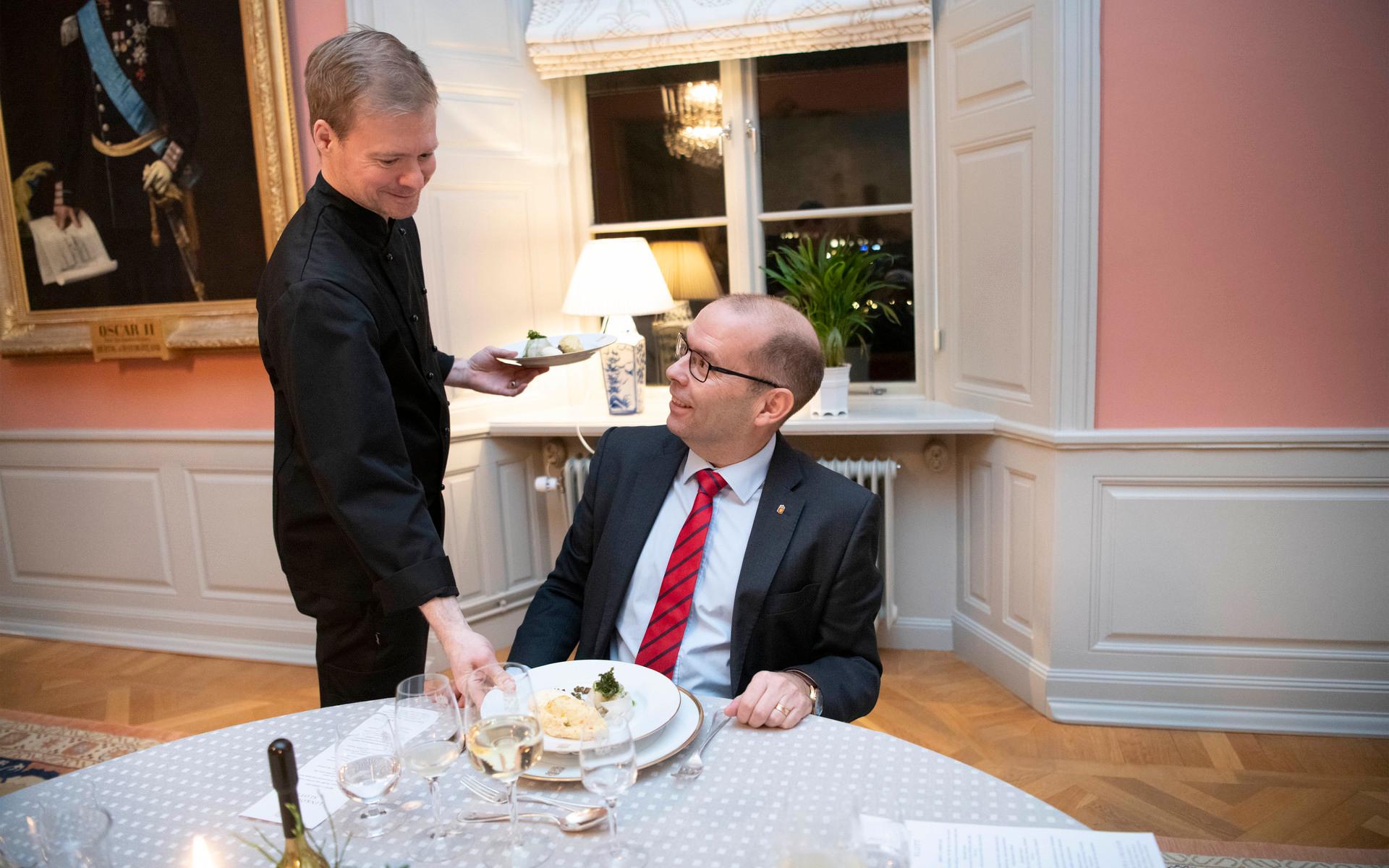 Husföreståndare Daniel Blomqvist lagar maten och serverar vid högtidliga tillfällen.