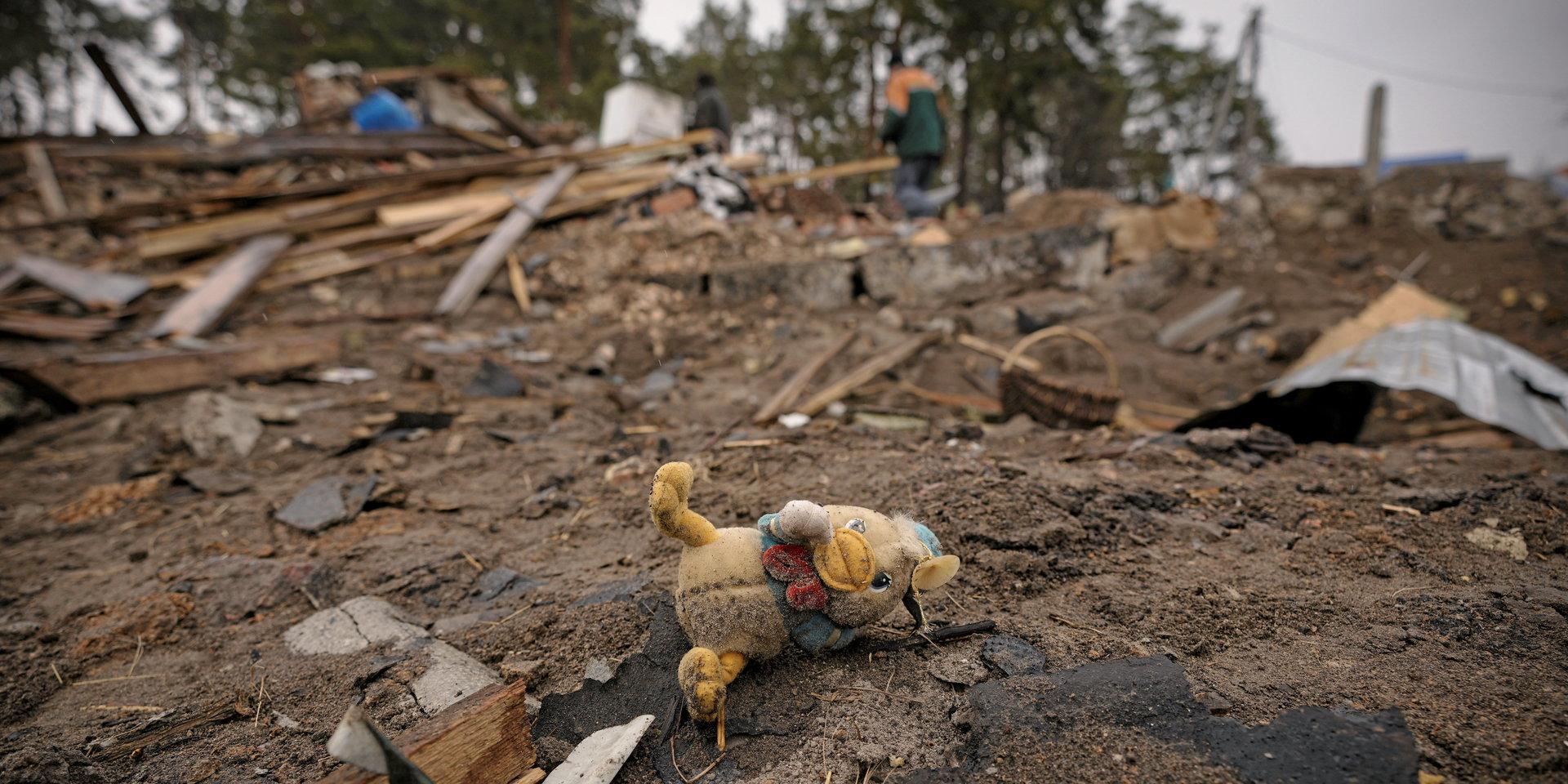 Resterna av ett förstört hus i en by i närheten av Kiev.