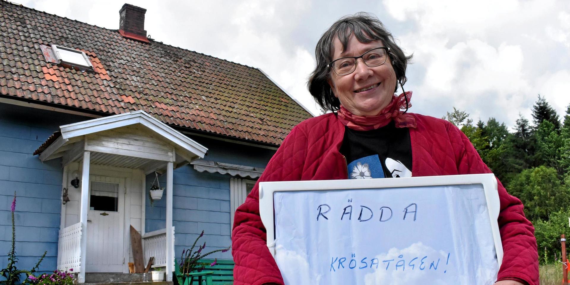 Hemma från sitt hus i Glöshult utanför Torup har Evy Johansson samlat in 3 537 namn i ett försök att rädda Krösatågen.