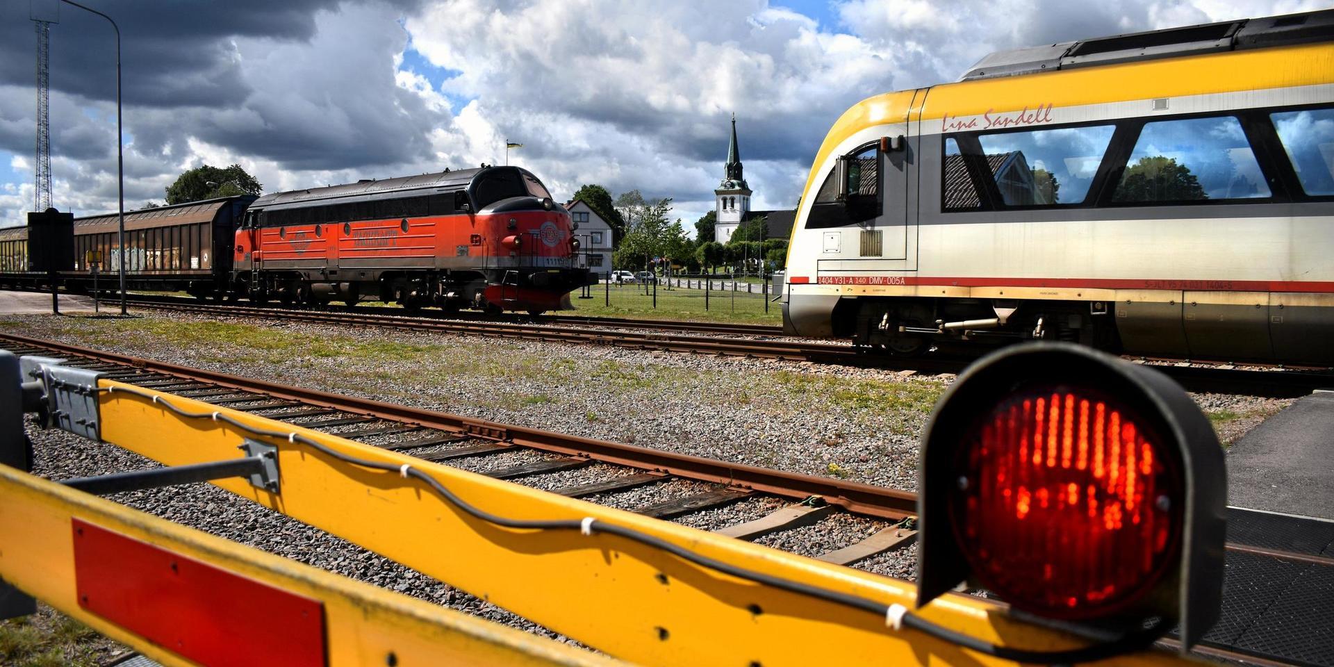 HNJ-banan kommer att elektrifieras inom Jönköpings län. Halland är inte med på det tåget. Till sommaren lämnar Hallandstrafiken också fram en utredning som anger om man överhuvudtaget ska fortsätta med persontrafik med tåg mot Värnamo, Jönköping och Nässjö.