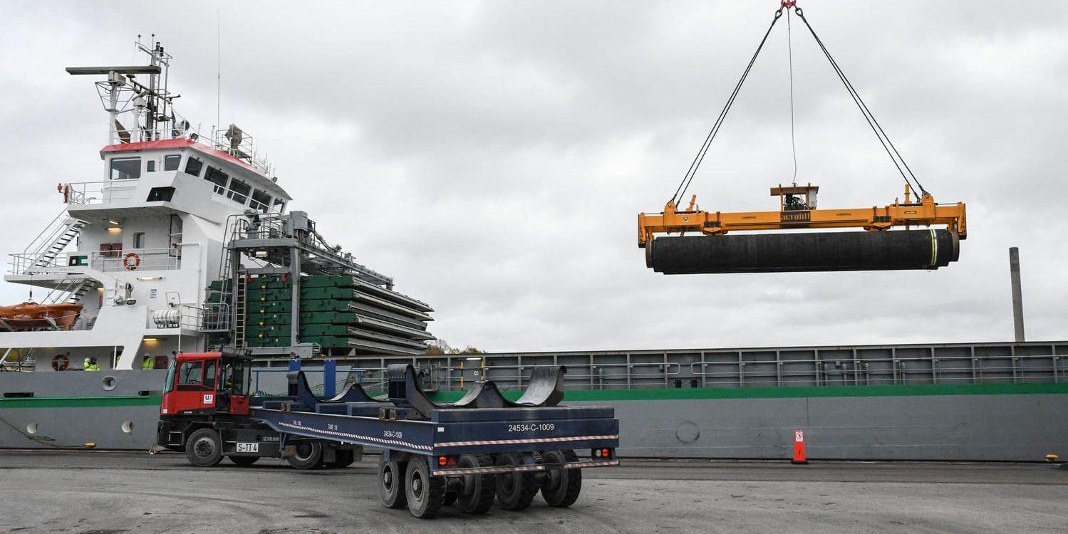 Rör till Nord Stream 2 lastas av i hamnen i Karlshamn. Sammanlagt ska cirka 52 000 rör lagras i hamnen i väntan på byggstart. Arkvibild