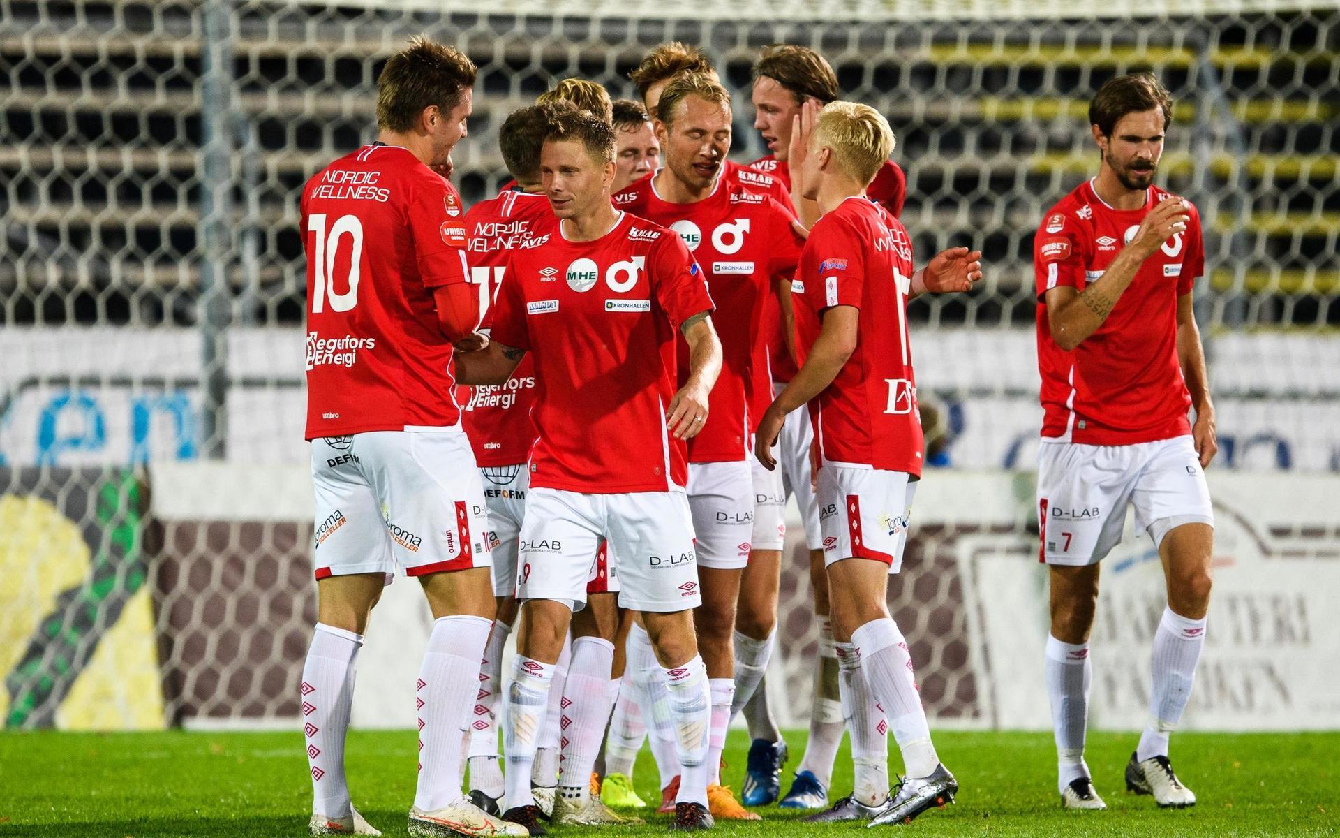 Degerfors spelare jublar med Johan Bertilsson efter 3–0. Bild: Krister Andersson/Bildbyrån