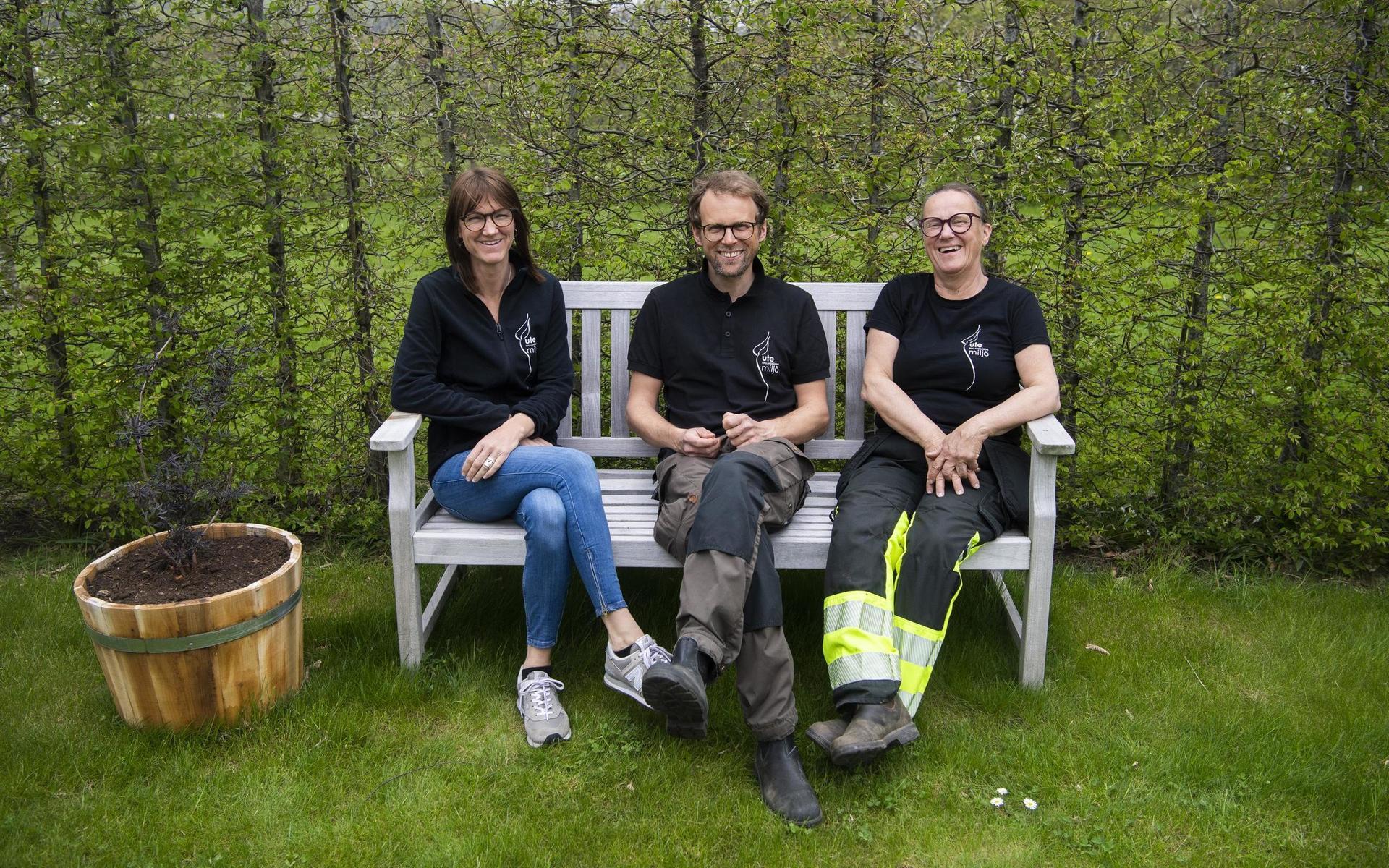 Från vänster Anna Nilsson, Oscar Åhslund och Marianne Åhslund. De älskar att jobba med ”det gröna” och Anna säger att ”vi har fantastiska medarbetare och kunder, och att vi har mycket att göra är ju angenäma problem…”.