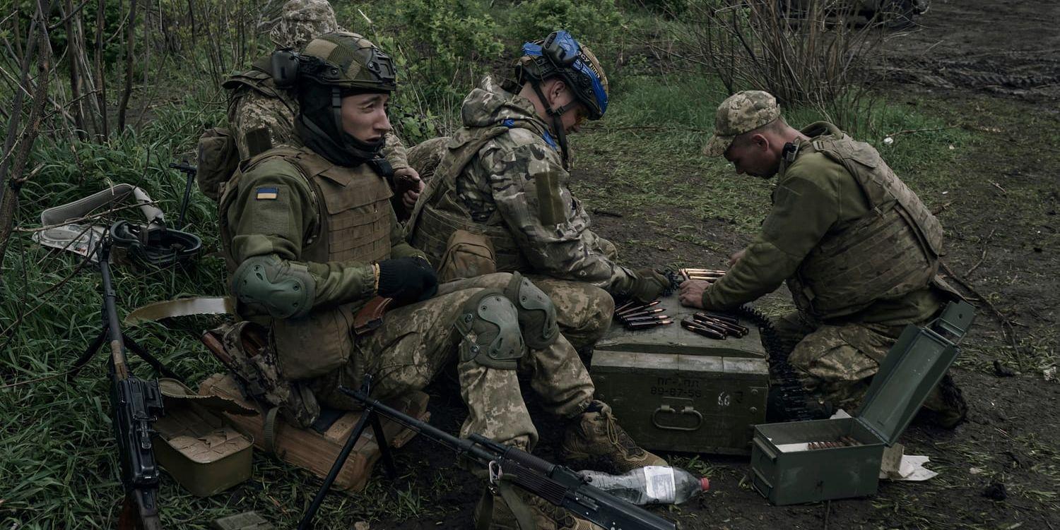 Redo. Soldaterna vid den ukrainska fronten behöver vapen och ammunition från Eu och USA för att kunna stå emot de ryska anfallen.