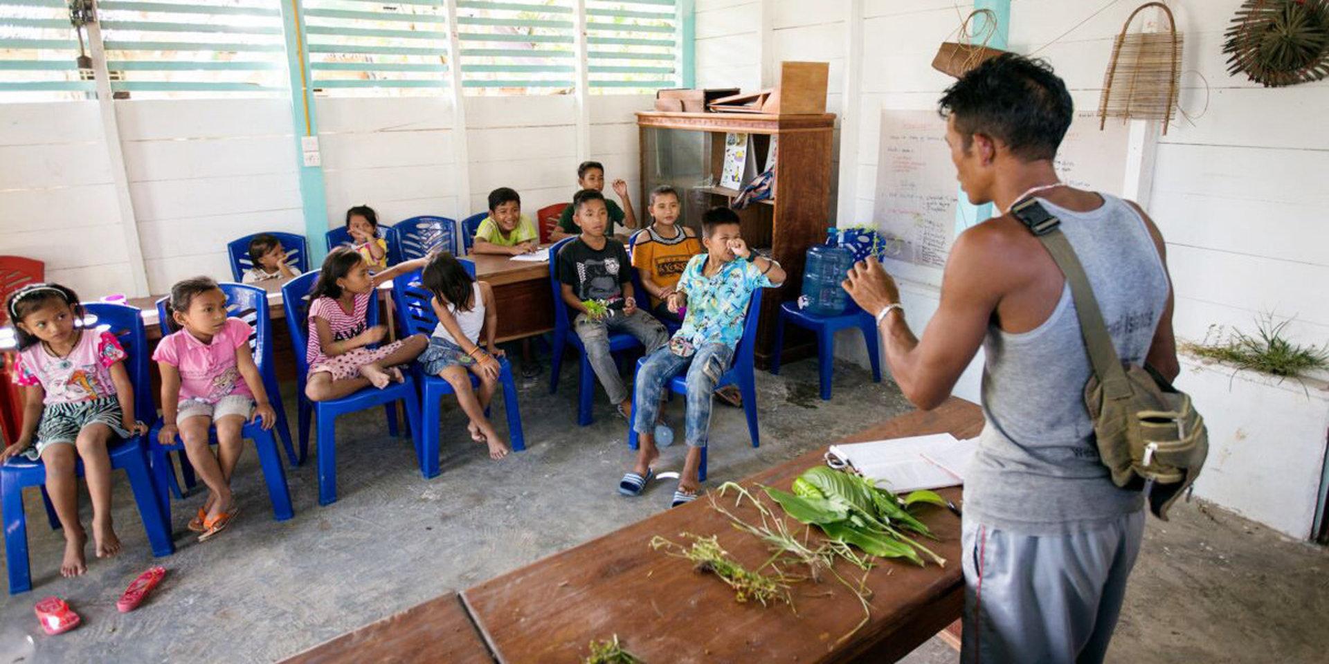  Suku Mentawai, en ideell organisation på den indonesiska ön Siberut, arbetar för att lära barn inom folkgruppen mentawai om sitt ursprung.