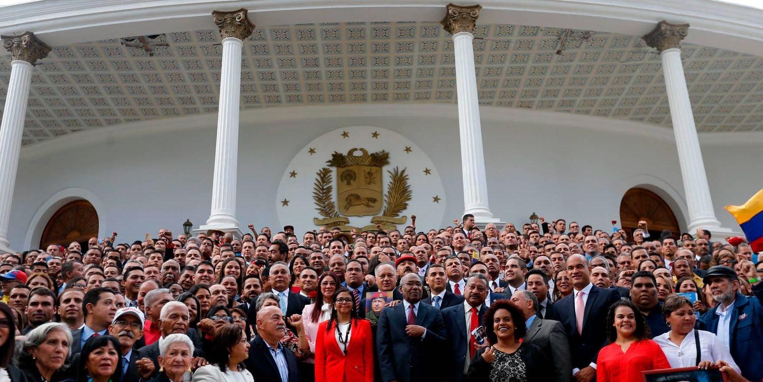 Hela författningsförsamlingen samlad för ett gruppfoto i Caracas, Venezuela.
