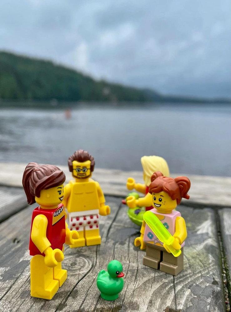 Legofamiljen på husvagnssemester med bad, Ragnerudsjöns camping.