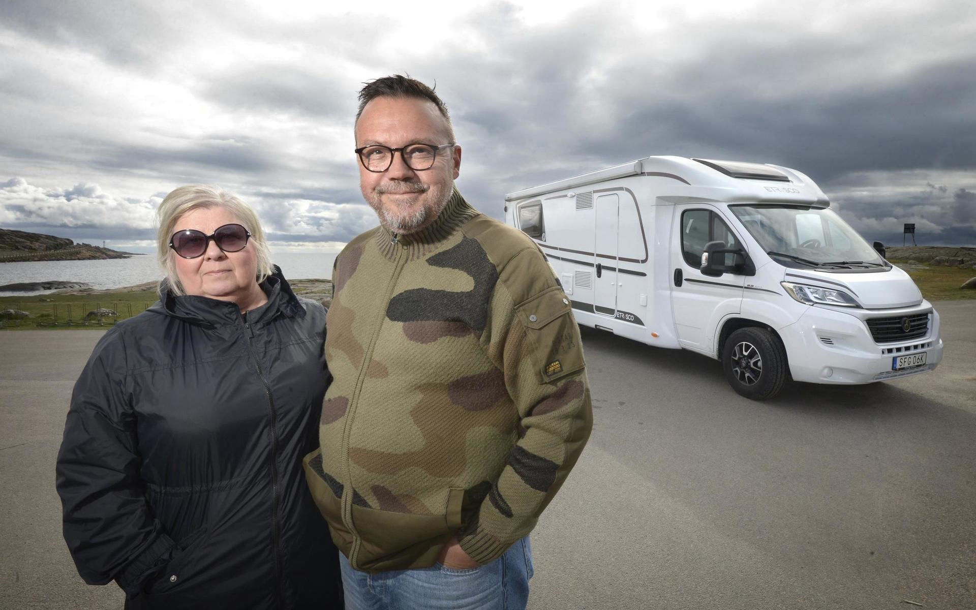 Sador Olah och Katrin Olah Lindholm sålde villan och köpte husbil. I sommar bär det av till norra Sverige.
