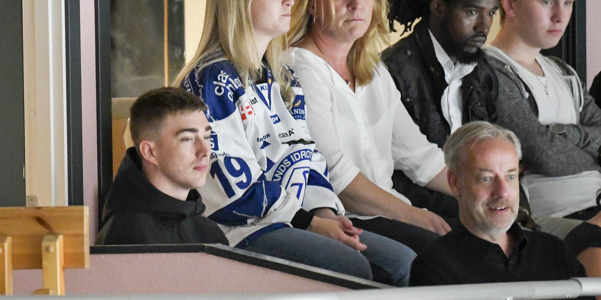 Tobias Forsberg med familj under välgörenhetsishockeymatchen för Tobias Forsbergs fond mellan Mora IK och Leksands IF på Jalas Arena i Mora.