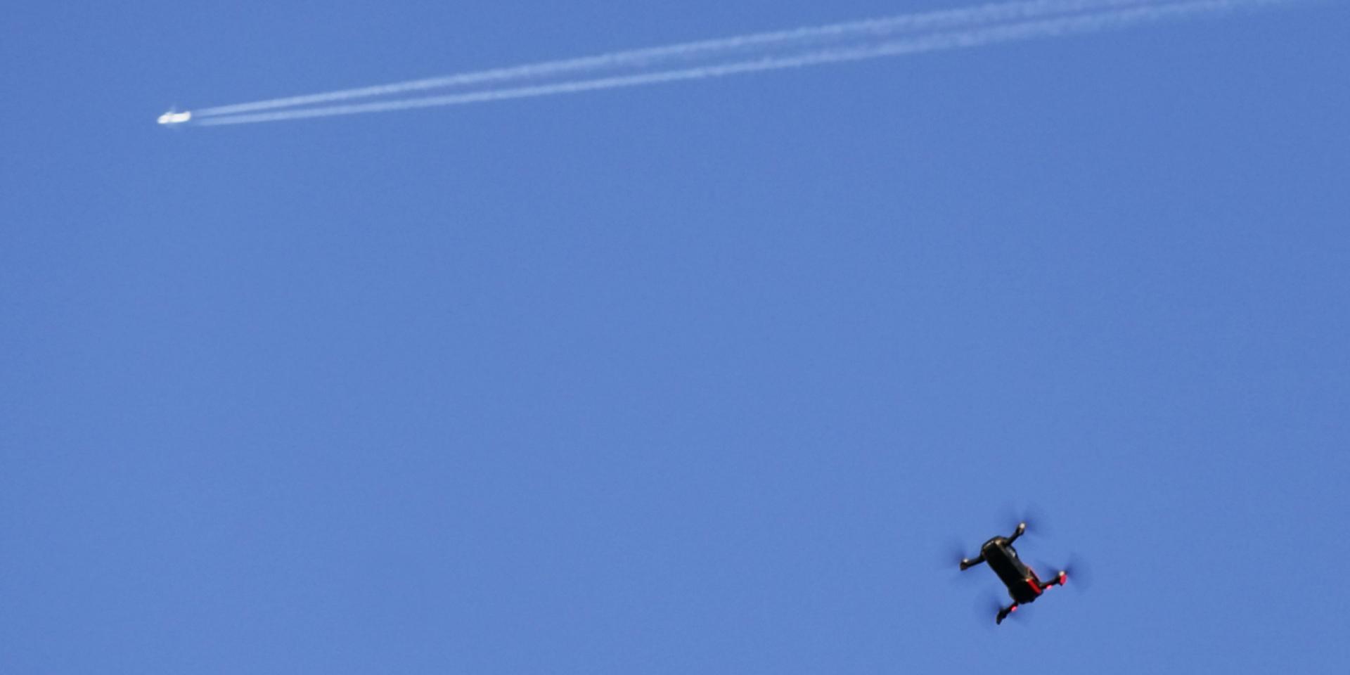 Tjøme  20180602.
Drone i luften med et passasjerfly passerende i god høyde på himmelen.
Foto: Erik Johansen / NTB scanpix / TT / kod  20520