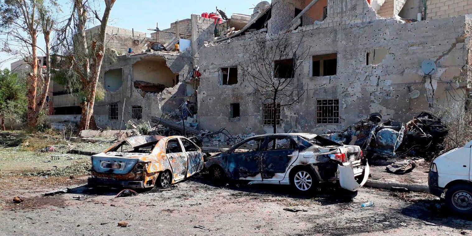 Ryska försvarsdepartementet uppger att det pågår förhandlingar med flera väpnade grupper om att utvidga den vapenvila som USA, Ryssland och Jordanien utlyst i södra Syrien. Bilden från utkanten av huvudstaden Damaskus togs enligt den statliga nyhetsbyrån Sana vid ett bilbombsattentat i början av juli.