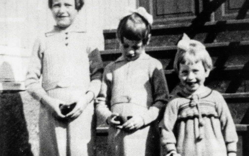 Tripp, trapp, trull – här har systrarna Olsson fått sparbössor. Från vänster Ulla, Marianne och Nanny. Bilden är tagen 1938, när det ännu rådde fred i Finland. Flickornas föräldrar jobbade båda på Fazers fabrik i Hangö och framtiden såg ljus ut. Några år senare skulle allt vara förändrat. 