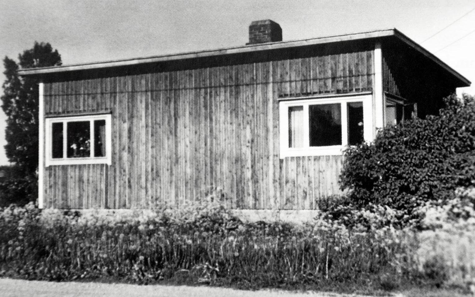 Det här huset fick ersätta den stora trävillan. Nannys farmor, mamma och storasyster Marianne (som kom hem till Hangö en tid före Ulla och Nanny) grävde grunden till den nya bostaden – för hand.