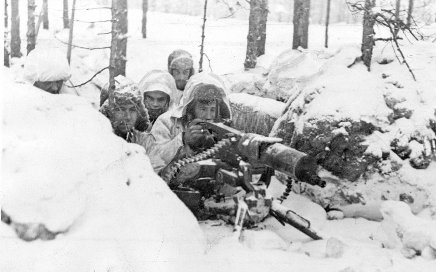 Finska vinterkriget bröt ut när Josef Stalin i slutet av 1930-talet ville att Finland skulle göra landavträdelser på Karelska näset. Sovjet bombade slutligen Helsingfors och kriget var ett faktum. På bilden syns finska soldater i ett kulsprutenäste.
